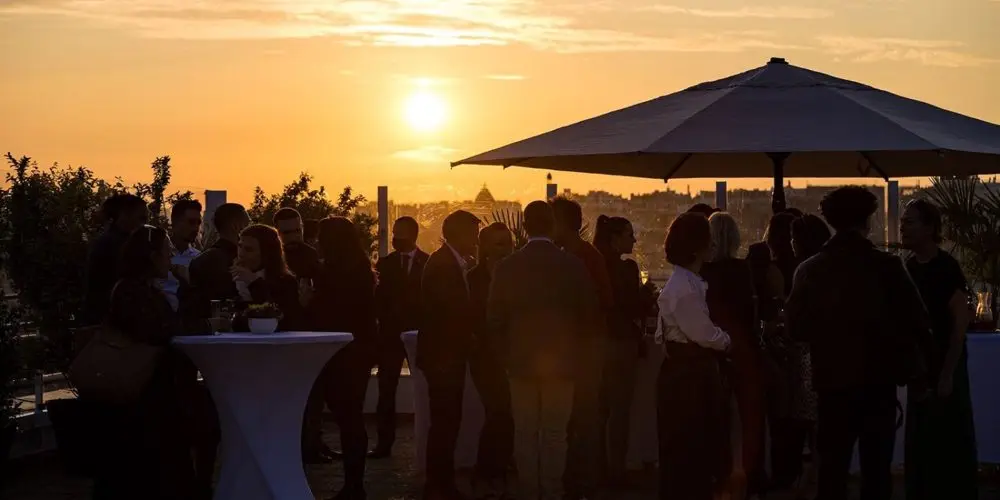 Cocktail privatisé sur une terrasse à Paris au coucher du soleil