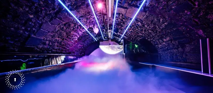 Cave voûtée privatisée à Paris, mise en lumière pour une soirée
