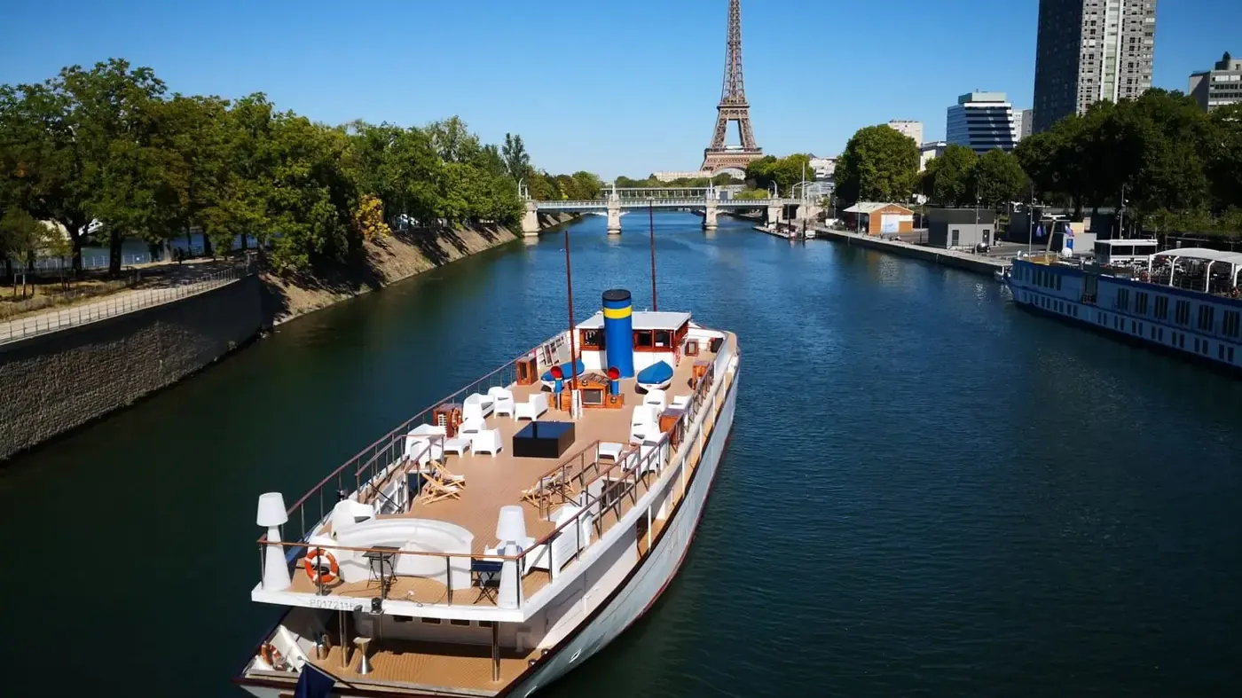 Péniche privatisée naviguant sur la Seine devant la Tour Eiffel, lieu privatisable à Paris