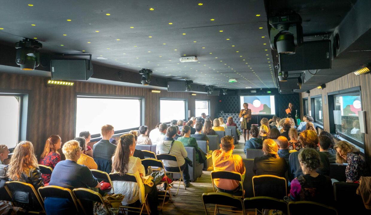 la-peniche-de-matthieu-conference-meeting