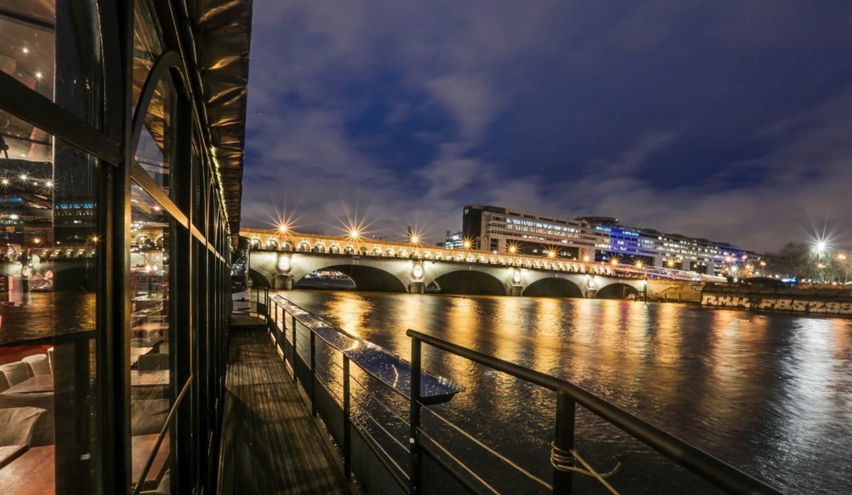 la-peniche-de-verre-sur-seine